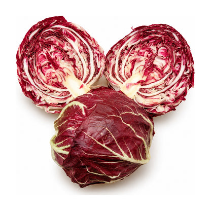 Radicchio rotund ECO tăiat în jumătate, frunze roșu-vișiniu cu nervuri albe